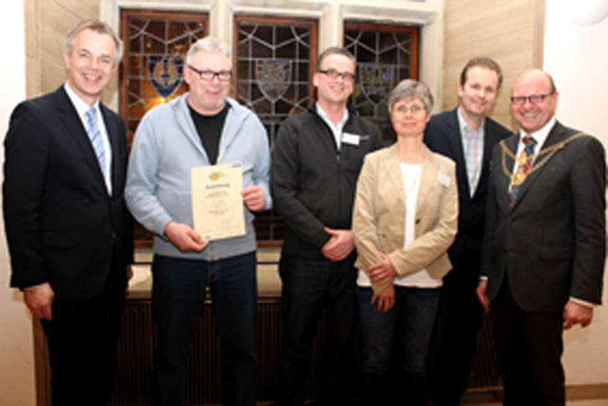 Ausgezeichnet: Oberbürgermeister Markus Lewe (re.) und NRW-Umweltminister Johannes Remmel (li.) verliehen dem Umweltteam der AKWL, bestehend aus Winfried Wessling, Olaf Lennemann, Anja Gu-dorf und Michael Schmitz (v. li.) die erneute Auszeichnung als „Öko-profit-Betrieb“. Ausgezeichnet: Oberbürgermeister Markus Lewe (re.) und NRW-Umweltminister Johannes Remmel (li.) verliehen dem Umweltteam der AKWL, bestehend aus Winfried Wessling, Olaf Lennemann, Anja Gu-dorf und Michael Schmitz (v. li.) die erneute Auszeichnung als „Öko-profit-Betrieb“.