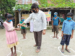 Auch auf das Hilfsprojekt „Eine Dosis Zukunft“ hat sich die Corona-Pandemie ausgewirkt. In den Slums von Kalkutta gab es 2021 neben den Mehrfach-Impfungen praktische Hilfsangebote zum Infektionsschutz.
