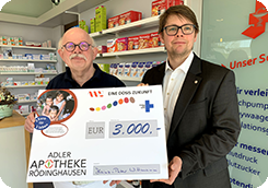 Heinz-Peter Wittmann übergibt einen Spendenscheck in Höhe von 3.000 Euro an AKWL-Pressesprecher Sebastian Sokolowski.