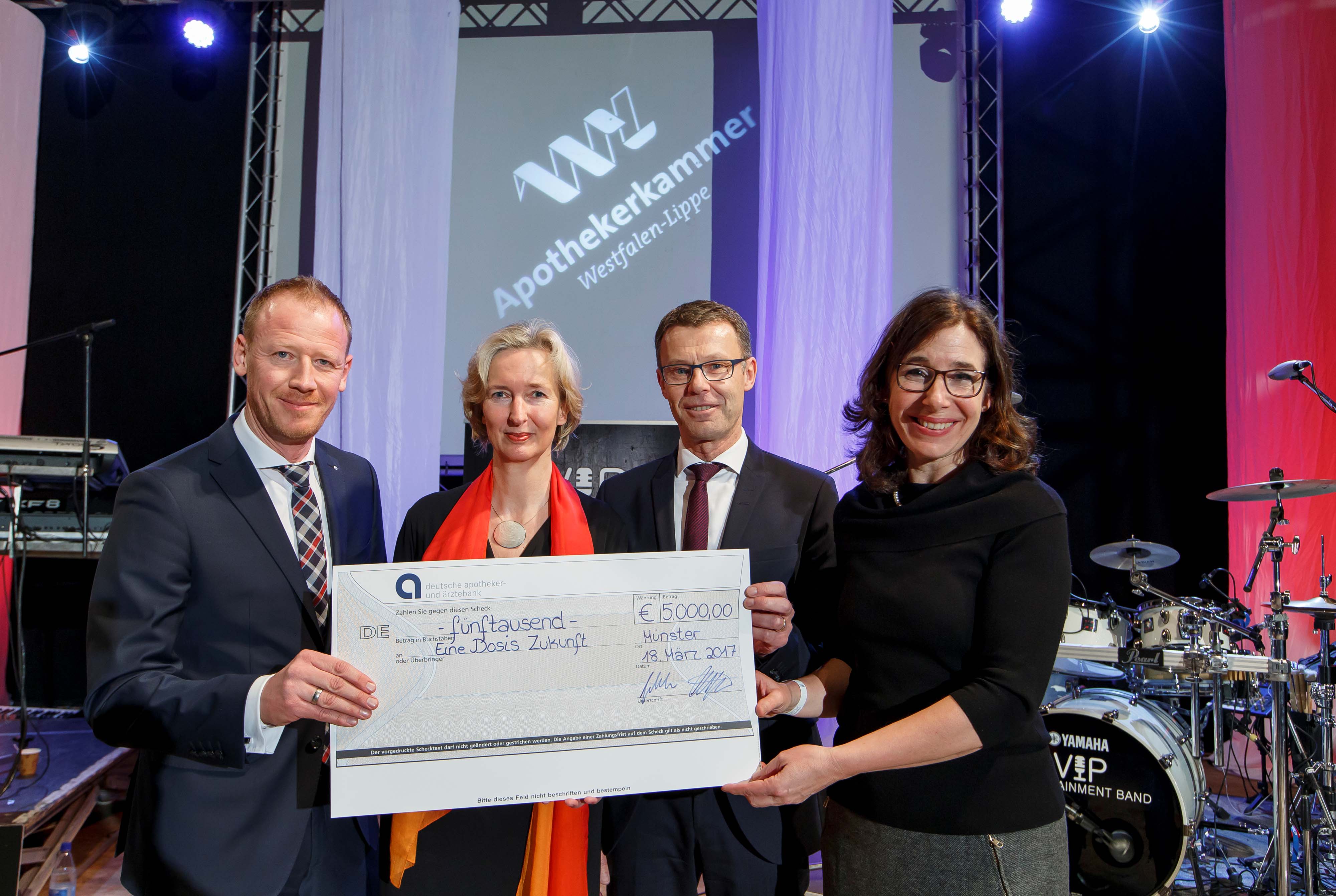 Gabriele Regina Overwiening (Kammerpräsidentin, rechts) und Katrin Weidemann (Vorstandsvorsitzende Kindernothilfe) freuten sich über die Spende der Deutschen Apotheker- und Ärztebank in Höhe von 5.000 Euro aus den Händen von Dirk Altfeld (links) und Franz-Josef Gebker.