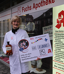 Annette Fuchs hat den Erlös ihres Verkaufs von alten Apothekenutensilien an 'Eine Dosis Zukunft' gespendet. 