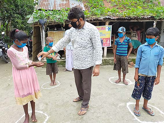 Die Kinder in Indien und ihre Familien werden über die Corona-Regeln aufgeklärt.