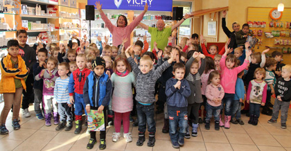 Kinderliederstar Detlev Jöcker mit singenden Kindergartenkindern