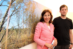 Künstler Dirk Frerichmann und Kammerpräsidentin Gabriele Regina Overwiening vor einem Bild der Ausstellung, das das Venner Moor zeigt.