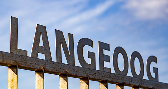 Das Foto zeigt ein Gestell aus Holt, auf dem in großen Buchstaben das Wort Langeoog zu lesen ist. 